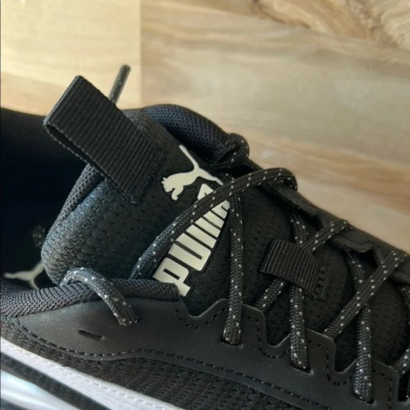 Puma Men\'s Black and White Sneakers size 9.5